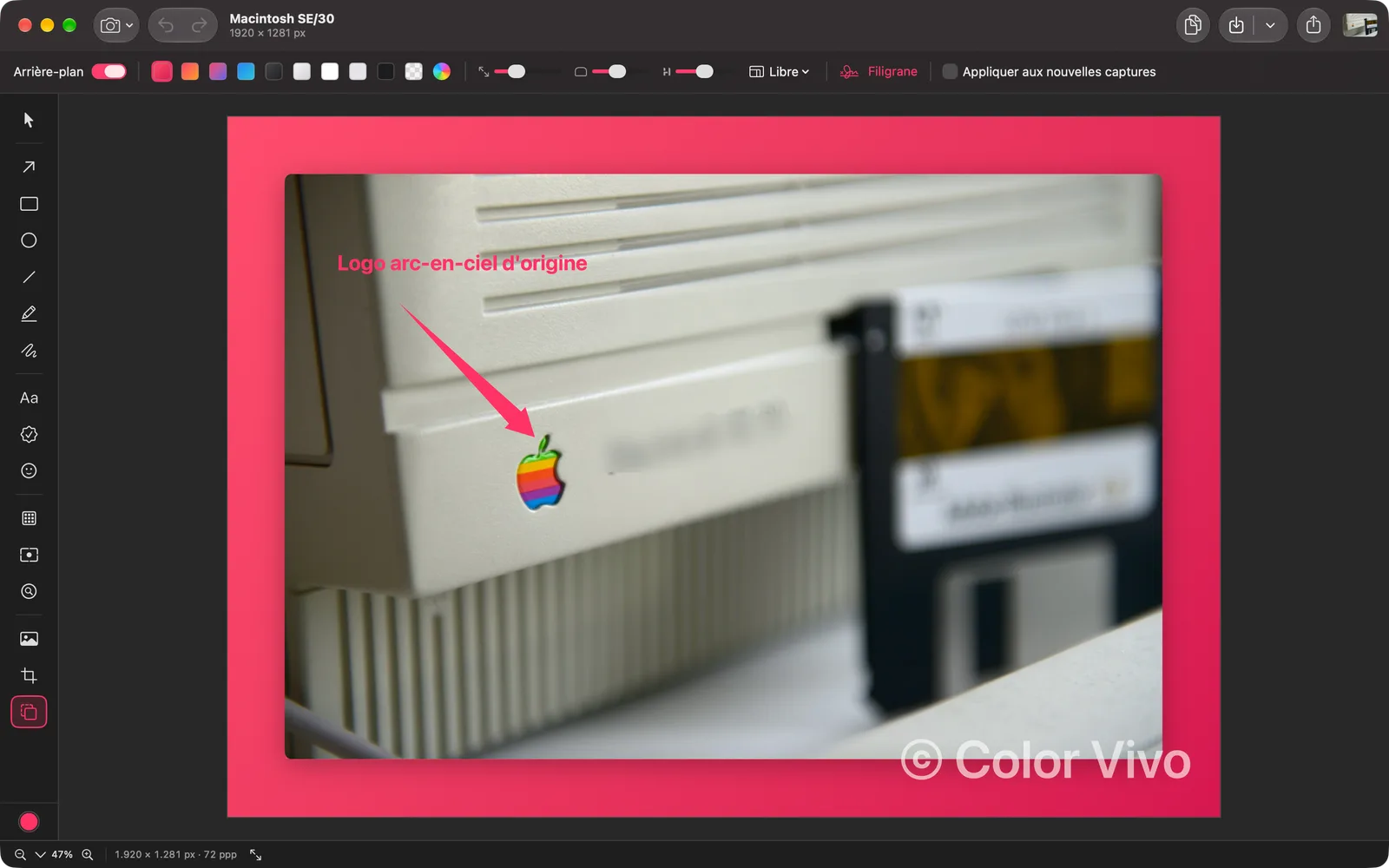 Une photo d'un Macintosh SE/30 sur un fond en dégradé rose, avec des coins arrondis et le filigrane de Color Vivo.